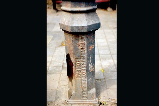 The non-functional structure of the gas lamp near Khodadad Circle has the name of an Indian company inscribed on it: Vithalpurshotum and Son. It is the only indigenous make that the students have spotted