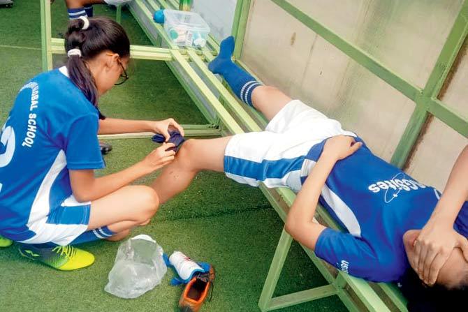 An Utpal Sanghvi player attends to Rushali Jhaveri at Cooperage