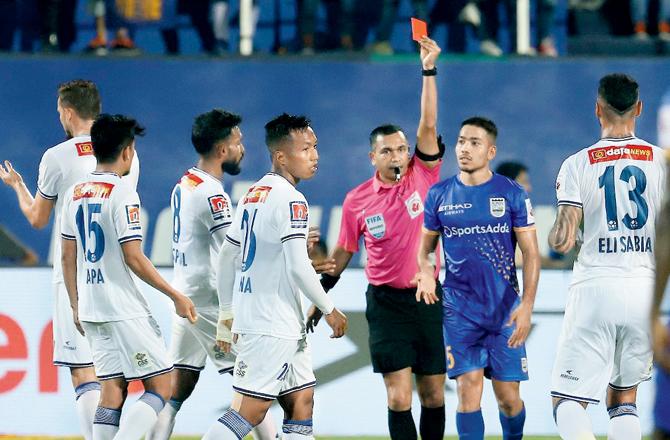 The referee gives a red card to Mumbai City FC