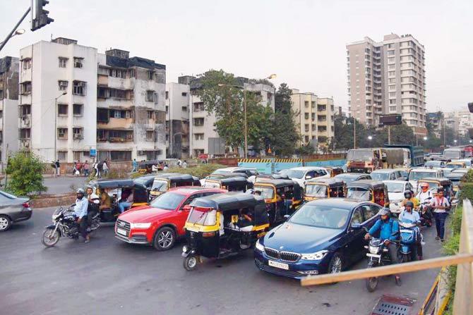 Juhu circle is one of the junctions which will get Mumbai police’s Punishing Signal. PIC/SAMEER MARKANDE