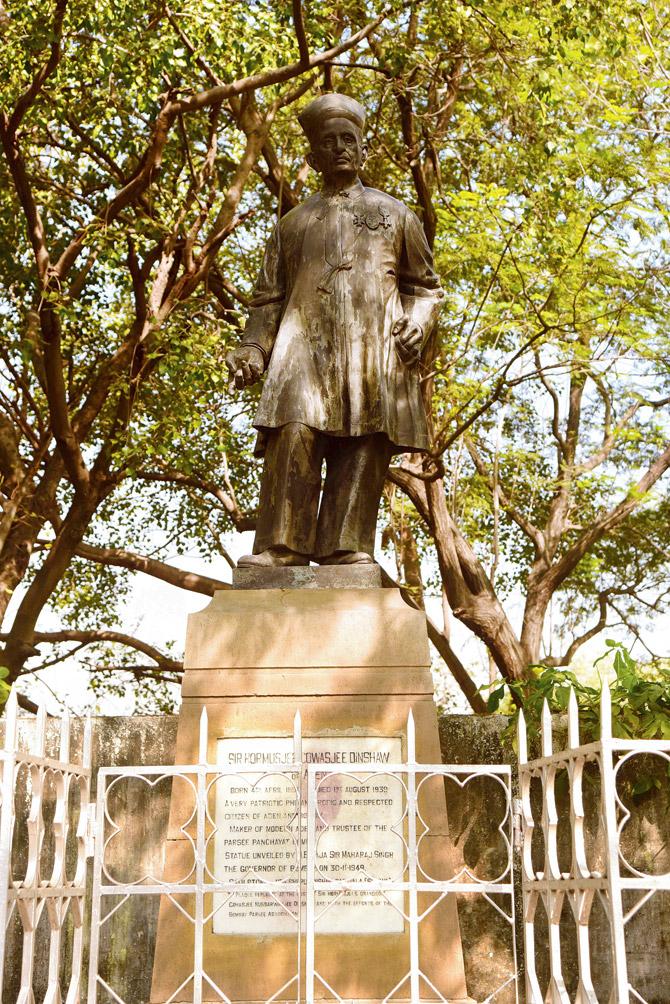 Sir Hormusjee Cowasjee Dinshaw’s statue at Churchgate. Pic/suresh karkera