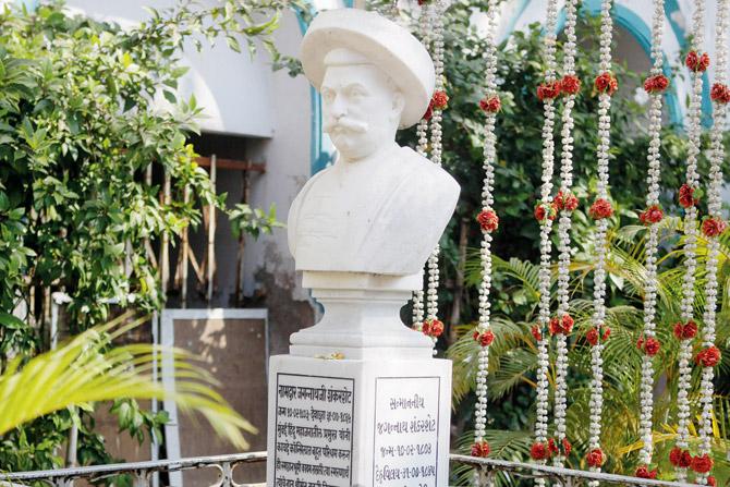 The bust of Jagannath “Nana” Sunkersett at a private crematorium in Chandanwadi.  Pic/ashish raje, 