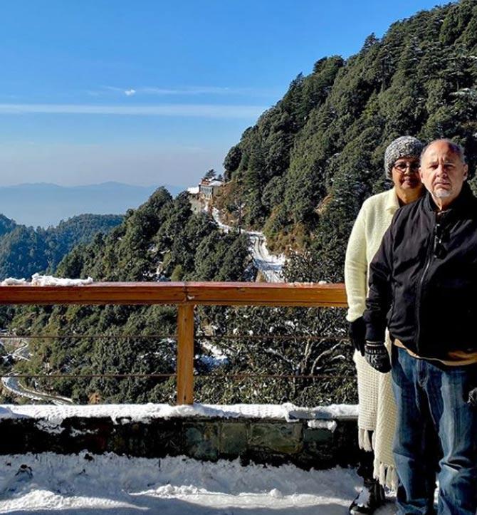 Sakshi Dhoni's parents RK Singh and Sheila Singh pose cutely against a breath-taking background