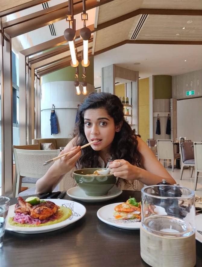 Mithila has a sister, who has a PhD in neuroscience and is living in LA, USA. This became a huge turning point for the actress. She moved to a new city, took some acting classes from Stella Adler Studio of Acting, and honed her acting skills.