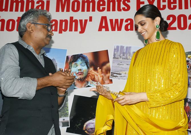 Deepika Padukone receives an award from mid-day political editor and Mumbai Press Club Chairman Dharmendra Jore.