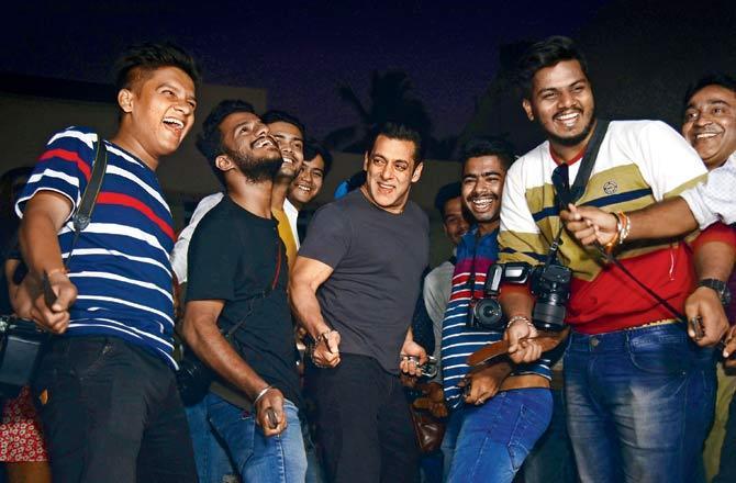 Actor Salman Khan, who had invited photographers to dance with him at Mehboob Studio at 4 pm, finally showed up at 6.30 pm. Although fried, they decided to oblige the star anyway. Pic/Shadab Khan