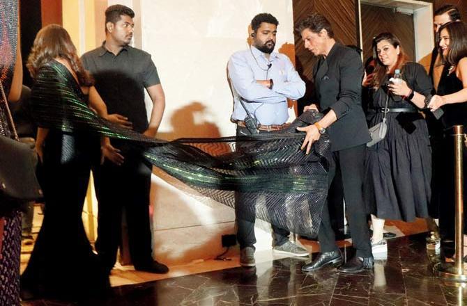 Shah Rukh Khan helps wife Gauri Khan with her saree at a fashion award held at a Lower Parel five star. Pic /Anurag Ahire