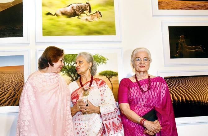 The frame seems to convey this as Helen and Waheeda Rehman chat with each other while Asha Parekh is ready for the shutterbugs at a photo exhibition that the three friends attended at a gallery in Byculla. Pic/Suresh Karkera