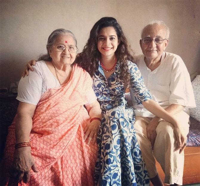 Born into a Marathi family, Mithila Palkar is from Vasai. She later moved to Dadar with her maternal grandparents due to inconveniences in travelling. Coming from a family with no actors, it was difficult for this talent to convince her family with her acting decision.
In picture: Mithila Palkar with her grandparents.