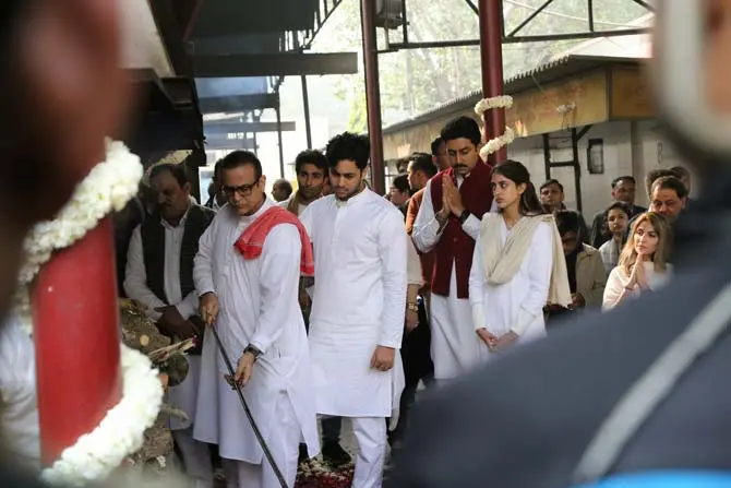 Rishi Kapoor Along With Brothers Randhir And Rajiv Daughter Riddhima Kapoor Sahni Abhishek Bachchan Came In To Offer Their Condolences To Navya Naveli With Agastya Nanda And Nikhil Nanda At The Last Rites Of Ritu Nanda In New Delhi We Have Pictures Ritu nanda is the sister of actors rishi kapoor, randhir kapoor and rajiv kapoor, and daughter of superstar raj kapoor. riddhima kapoor sahni