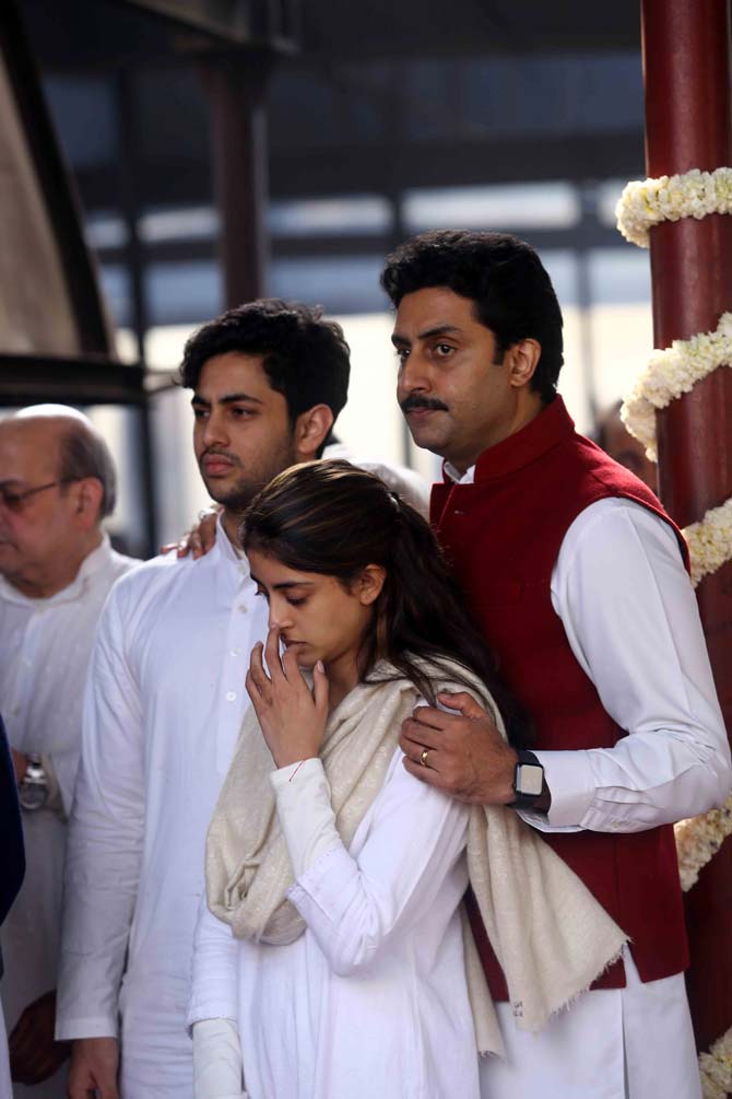 Rishi Kapoor Along With Brothers Randhir And Rajiv Daughter Riddhima Kapoor Sahni Abhishek Bachchan Came In To Offer Their Condolences To Navya Naveli With Agastya Nanda And Nikhil Nanda At The Last Rites Of Ritu Nanda In New Delhi We Have Pictures Karan johar alongside shweta nanda and navya naveli nanda. riddhima kapoor sahni