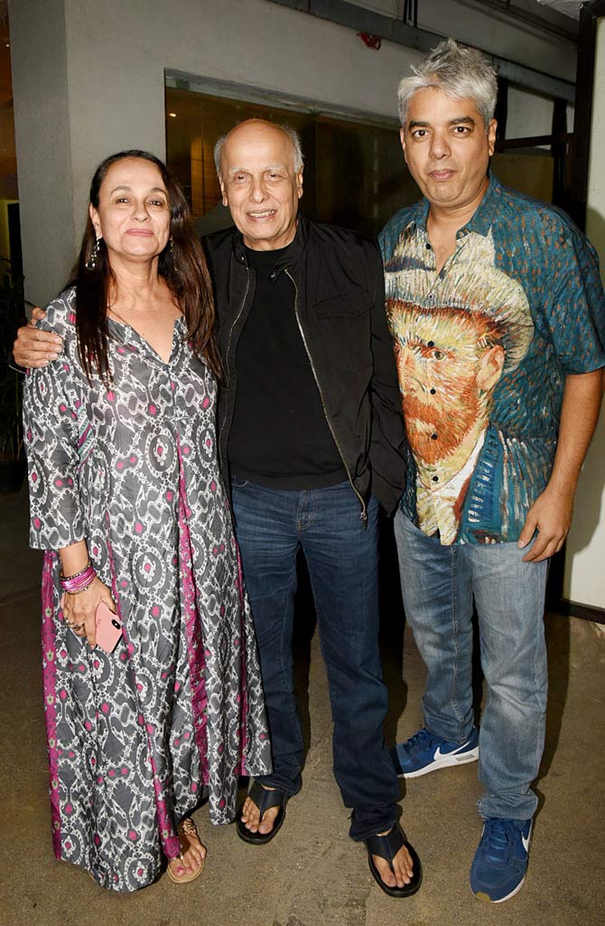 Mahesh Bhatt along with Soni Razdan and Shaad Ali pose for the photographers at Mee Raqsam screening.