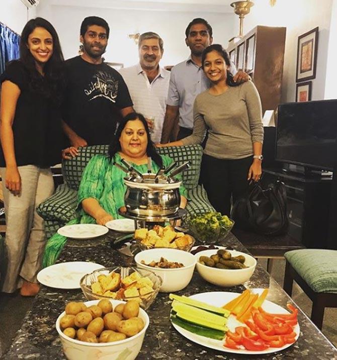Karun Chandhok shared this picture with his family as they enjoy a home-cooked meal