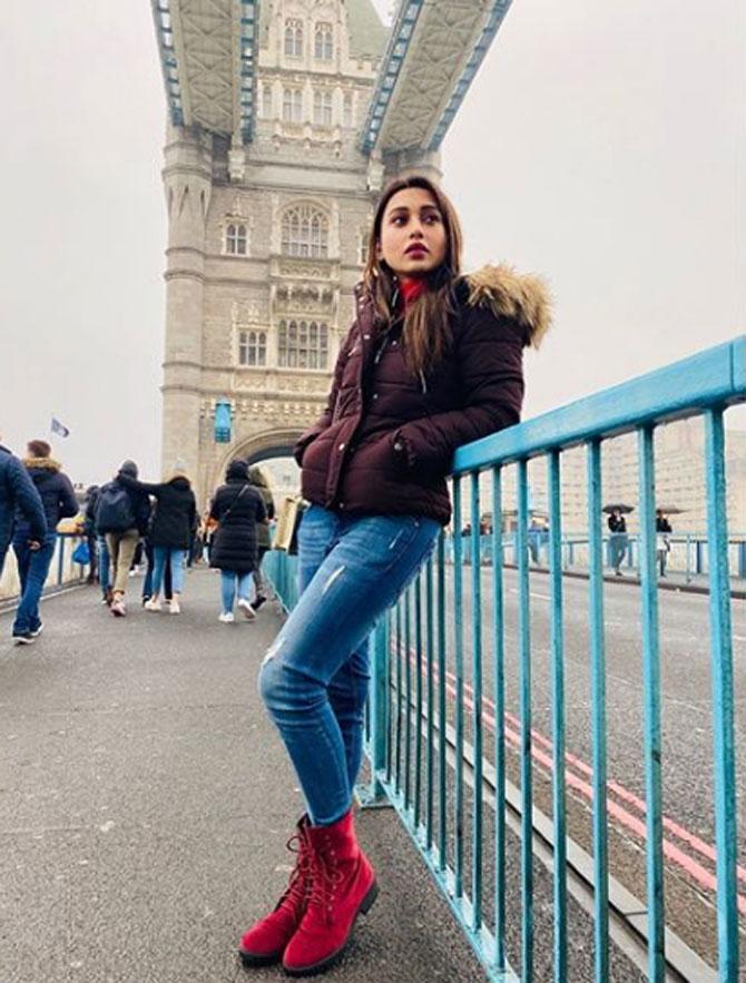 Mimi looked stunning as she paired a mauve coloured jacket with blue jeans. However, what diverted our attention was how she matched the colour of her boots with her muffler and lipstick. She left her hair open as she posed on a bridge.