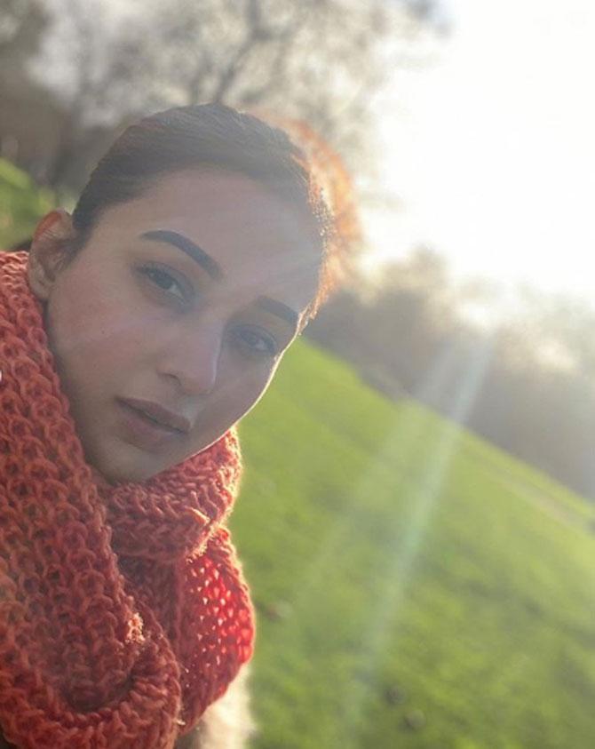 Mimi wore a light brown fur jacket and paired it with a woollen netted scarf which was red-in-colour.