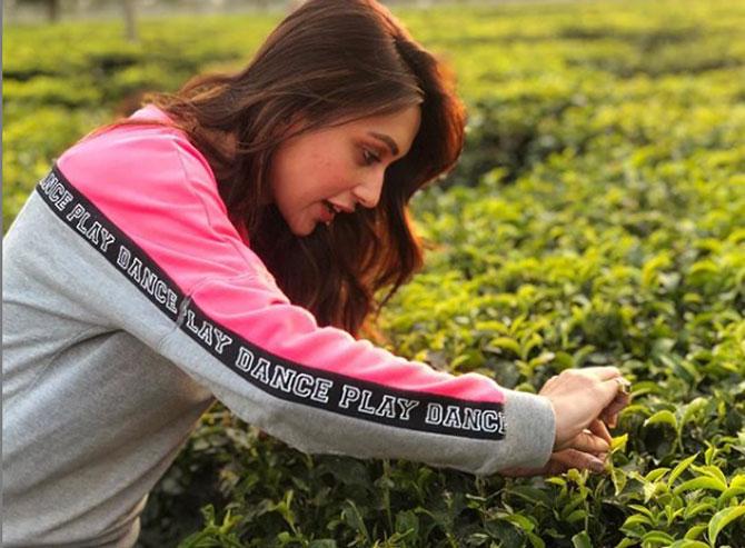 Mimi shows us how to rock a perfect winter morning look. In a pair of full-sleeved track pants, Mimi does not forget to bathe in the winter sun.