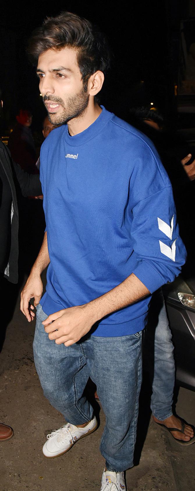 Kartik Aaryan, who is all set for his next romantic film Love Aaj Kal 2, too was spotted at the bash, held at a popular restaurant in Juhu, Mumbai. Kartik sported a blue hoodie and jeans, paired with white sneakers for the party!