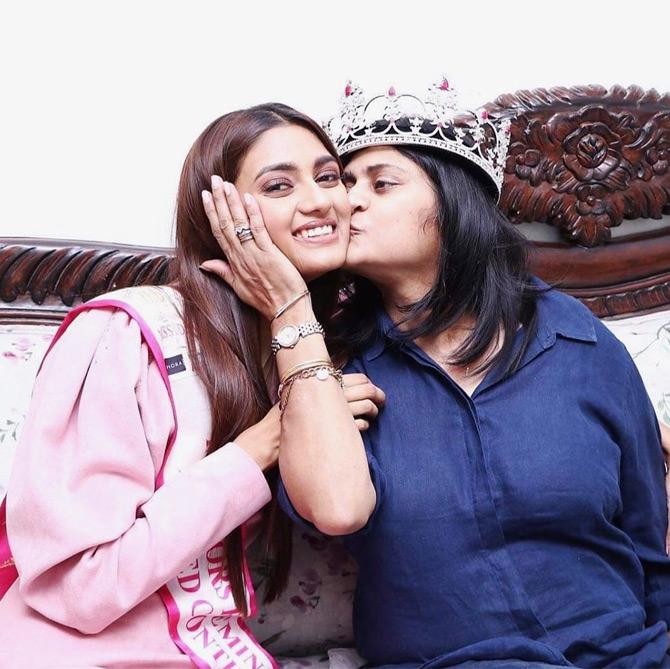 Shreya Shanker, an upcoming model from Mumbai won Miss India United Continents 2019. Born into an army family, Shreya is very close to her mother. In an interview, Shreya revealed that it was her mother who dreamt about her daughter becoming Miss India when she was three years old. In this candid picture, she can be seen getting a kiss on her cheek from the most important person of her life
