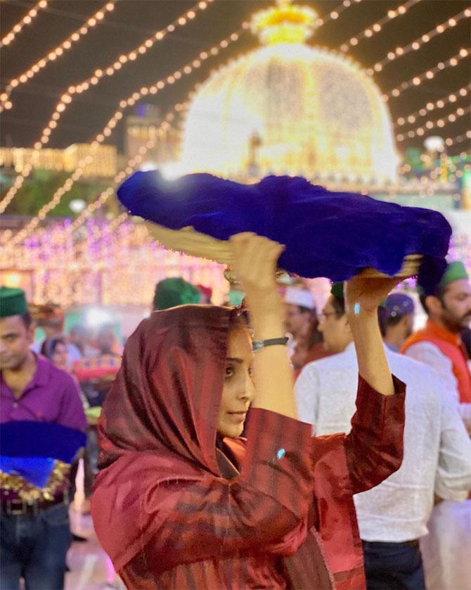 Here, she visits Khwaja Garib Nawaz Dargah in Ajmer, Rajasthan. She captions this picture as, 