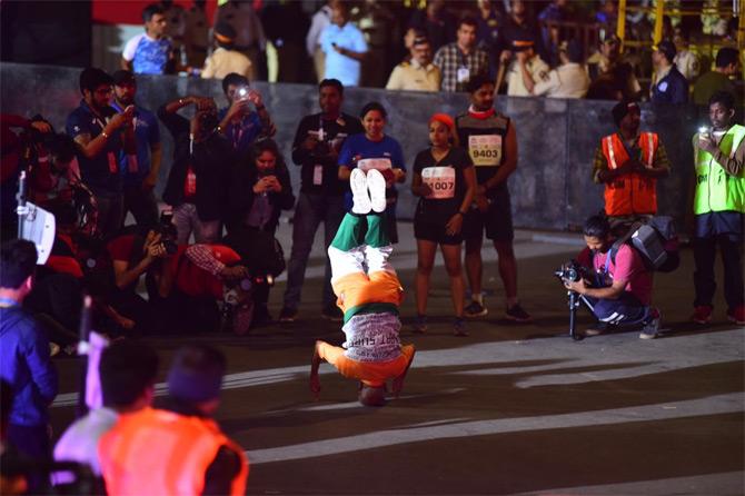 Hundreds of runners took part in the 17th edition of the Mumbai Marathon to spread awareness regarding various social issues. From global warming crime against women and much more. Dressed up in their own unique campaigning style, participants were seen taking up social issues at the marque event