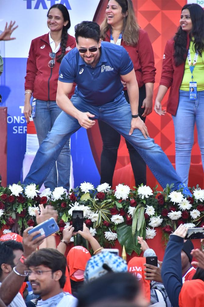 Bollywood heartthrob and fitness enthusiasts Tiger Shroff, who is the face of the 17th edition of the Mumbai Marathon was seen motivating the runners at the event