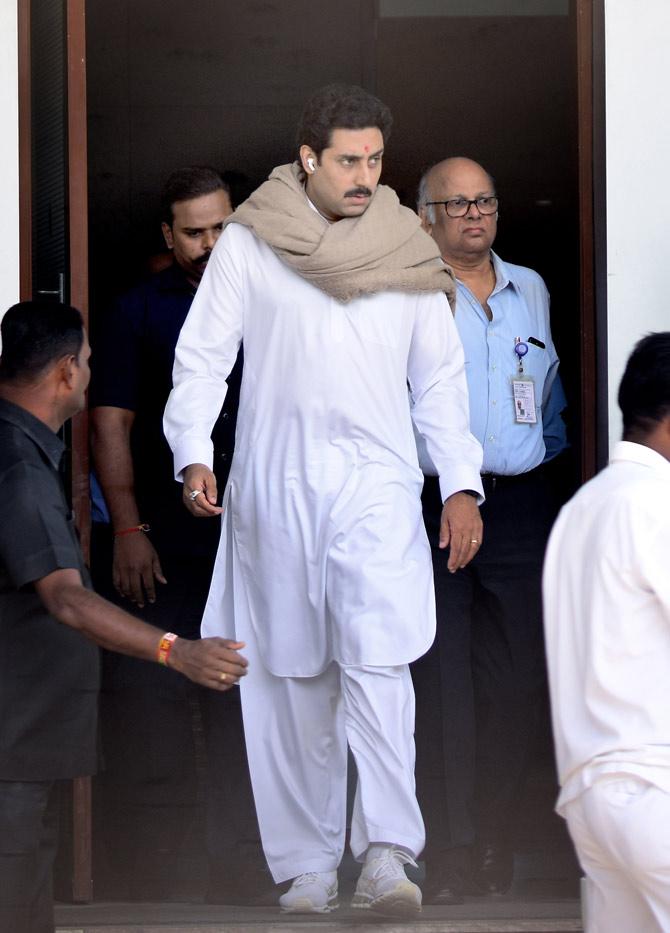 Shweta Bachchan Nanda's mother-in-law passed away in the wee hours of January 14 in New Delhi at the age of 71 after a seven-year-long battle with cancer. Bachchan family reached Haridwar to immerse Ritu's ashes. All pictures/Yogen Shah
In picture: Abhishek Bachchan clicked at private Mumbai airport.