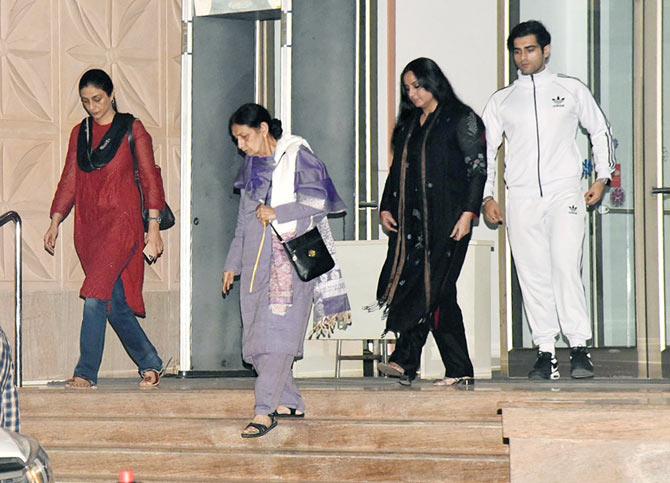 The Maharashtra Police have registered a case against the driver of actress Shabana Azmi who met with an accident on the Mumbai-Pune Expressway on Saturday.
In picture: Tabu with mother Rizwana Hashmi and sister.