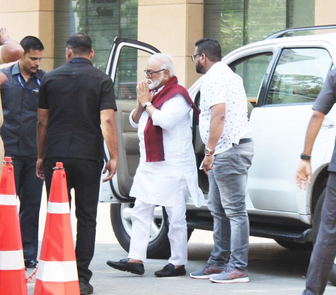 Bhujbal also paid a visit to the veteran actress. The 72-year-old politician was seen greeting shutterbugs as he arrived at the hospital to meet Shabana Azmi. 