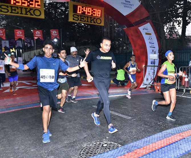 For the race event, Anil Ambani donned a black t-shirt which he paired with a pair of running leggings and trainers.