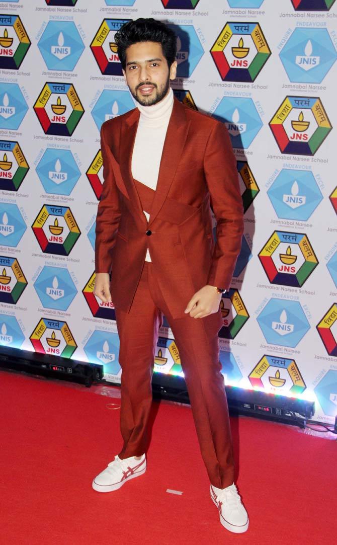 Armaan Malik also attended the school event all suited up. The popular singer opted for a white turtleneck sweater, paired with brows coloured suit for the school.