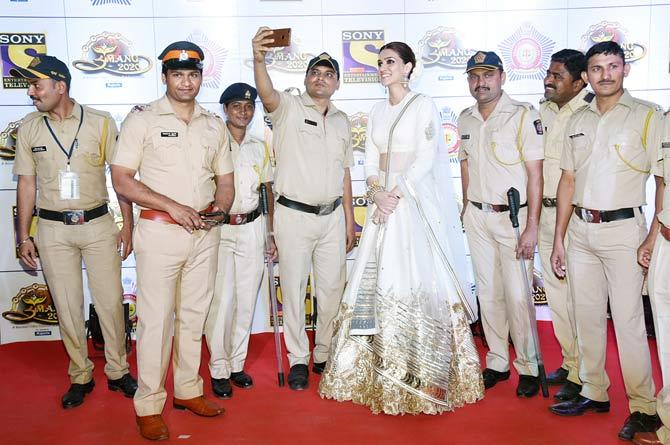 Kriti Sanon was seen posing with the Mumbai Police Force for a selfie, as she walked the red carpet event of Umang 2020, hosted in the city.