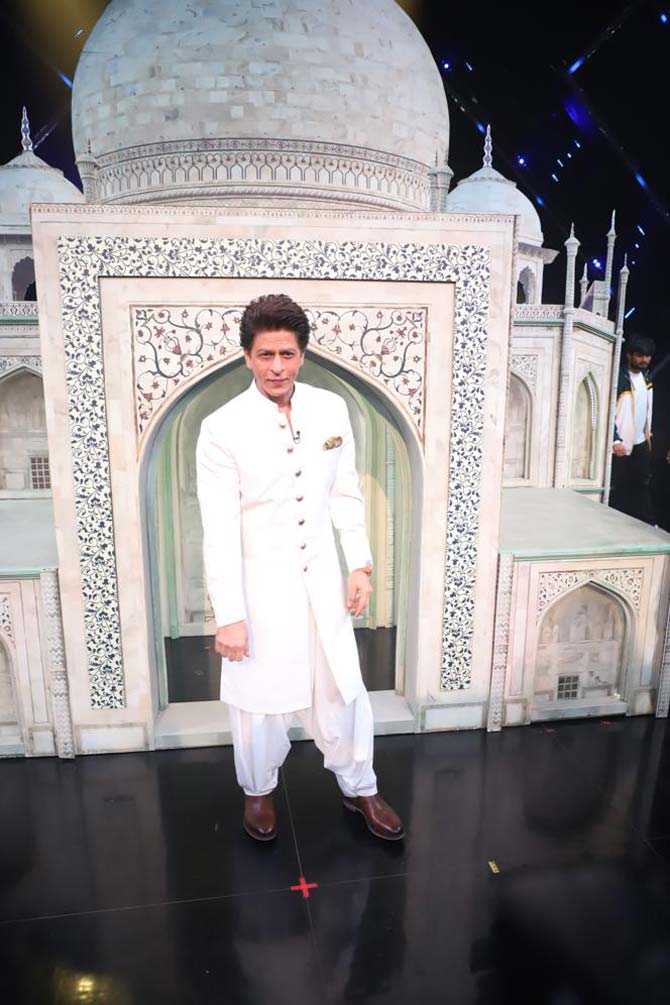 It seems the makers have erected a grand set for welcoming Shah Rukh Khan for a very special episode. The contestants will be dedicating a special performance to King Khan, portraying his journey in Hindi Cinema.