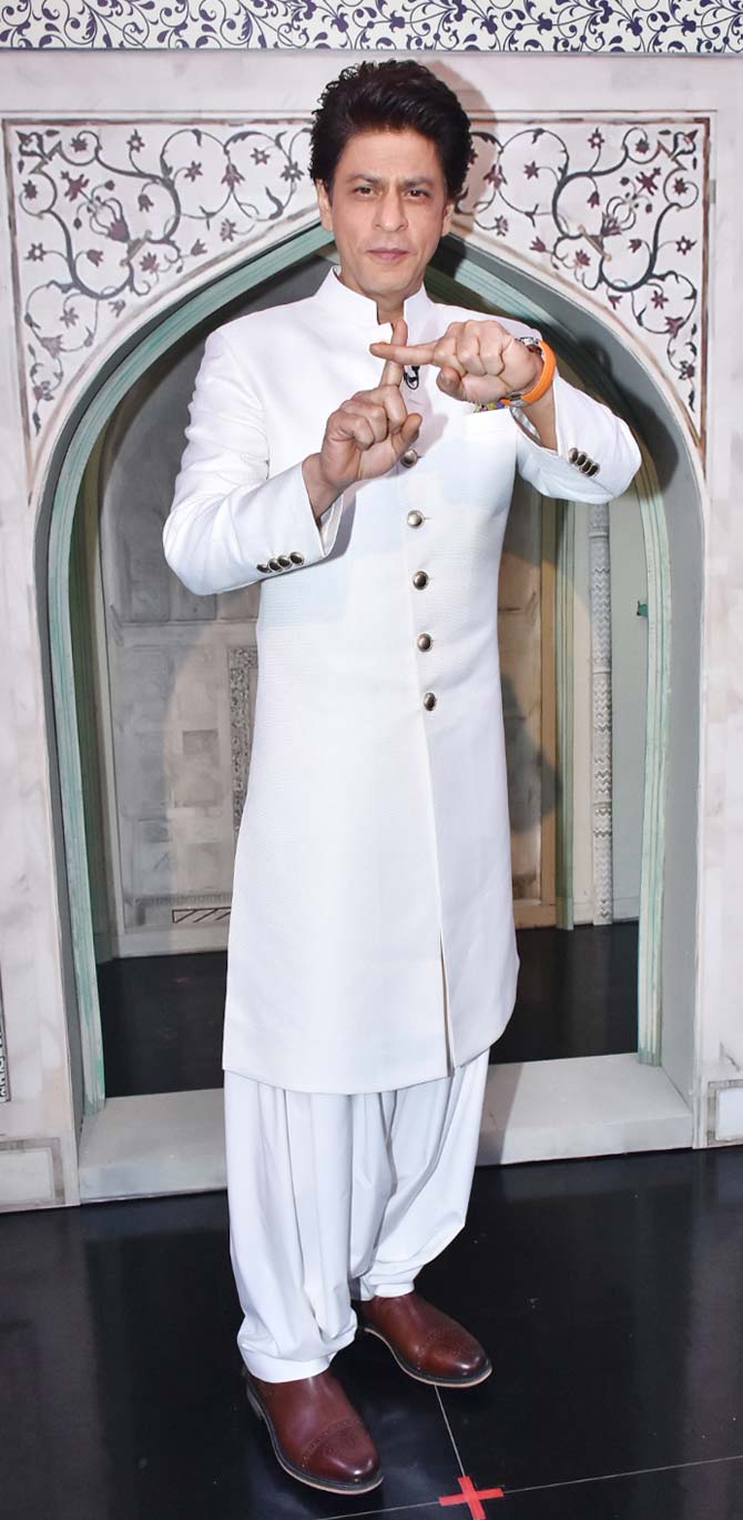 And here comes the solo pose of Shah Rukh Khan! The actor has been away for a while from the big screen after the release of his film Zero in 2018. There's no official confirmation about his next film but it could be with Rajkumar Hirani.
