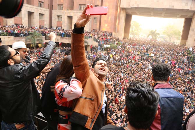 Varun Dhawan takes a selfie with all the students who gathered to see him and Shraddha Kapoor and the actors cannot contain their excitement!