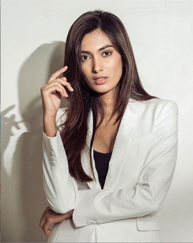 Femina Miss India Maharashtra 2019 Vaishnavi Andhale wore a white blazer with a black inner. She left her tresses open and opted for minimal make-up.