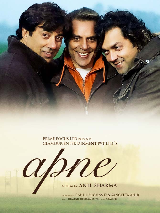 Apne (2007): From football and racing, we move on to wrestling. Apne, our third film of 2007 is the story of disgraced ex-boxer Baldev Chaudhary (Dharmendra) who tries to redeem his tainted boxing career through his sons Angad and Karan (Sunny and Bobby Deol). With supporting roles by Katrina Kaif, Shilpa Shetty and Kirron Kher, Apne opened to an excellent response across India and emerged as a hit overseas as well. Apne was also the first film to feature Dharmendra and his real-life sons Sunny Deol and Bobby Deol together. The father-son duo was again featured three years later in Yamla Pagla Deewana.