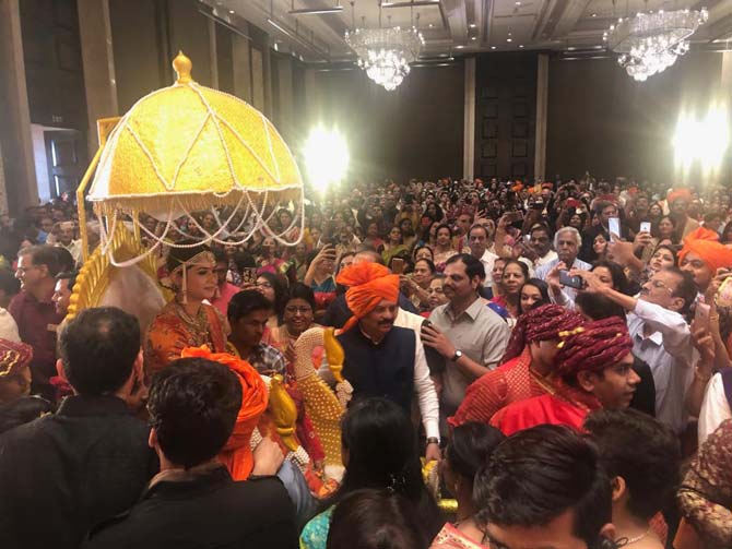 After the wedding, Raj Thackeray hosted a grand reception on January 27, 2019, at St. Regis Hotel in Lower Parel, Mumbai. From Shah Rukh Khan to Salman Khan and Ritesh Deshmukh to Sachin Tendulkar, many celebrities were seen attending the lavish wedding reception of Amit and Mitali. Pic/Facebook Gajanan Dudhalkar
In photo: Amit Thackeray's wife Mitali Borude arrives in a chariot for her the traditional wedding ceremony