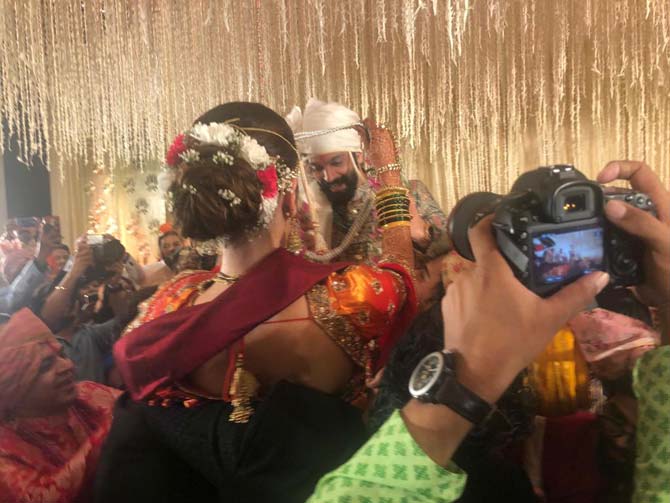 Amit and Mitali were seeing each other for a few years before they made their relationship official. While Amit is Raj and Sharmila Thackeray's son, Mitali Borude is the daughter of a renowned pediatrician Dr. Sanjay Borude
In photo: Amit and Mitali caught in a candid moment while exchanging garlands during their traditional wedding ceremony