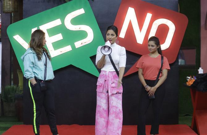 The next day also saw the entry of another guest, Hina Khan, who came to elect the second member of the Elite Club through a task. In the task, 3 horses were placed in the garden area. On the first buzzer, 3 contestants had to grab their spots on the merry go round. On the sound of the buzzer, one contestant had to get down and elect another contestant as their replacement. The contestant already seated had to convince the other contestant to get down.