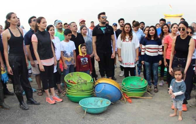 Pragya Kapoor, Dia Mirza, Maniesh Paul, Karan Wahi, Deepshikha Deshmukh, Mrunal Thakur and others pose for the photographers post the Mahim beach clean-up drive.