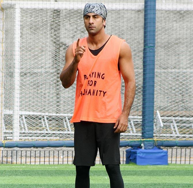 Like every week, Ranbir Kapoor and other Bollywood celebrities played football at a popular ground in Juhu. Ranbir is an avid football lover, he is often spotted playing the sport with other B-Town celeb friends.