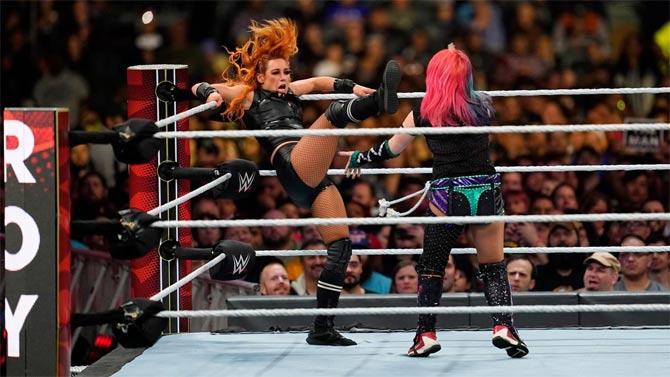 Raw women's champion Becky Lynch had her work cut out for her as she faced the one woman she did not beat yet - Asuka in the former's title match. Becky Lynch brought her best game to the ring against Asuka
