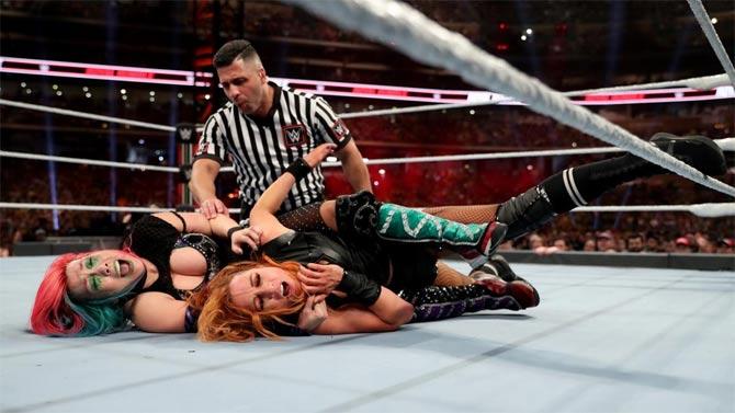 Asuka who did not stop with the mind games during their singles match, also had her tag team champion and teammate Kairi Sane at ringside to give her the upper hand