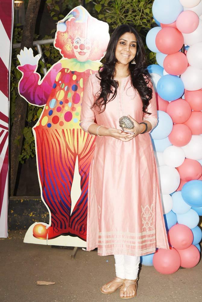 Sakshi Tanwar posed for the shutterbugs as she attended Ravie Kapoor's birthday bash. The actress opted for a pretty peach coloured Anarkali kurta, which she paired with white chudidar.
