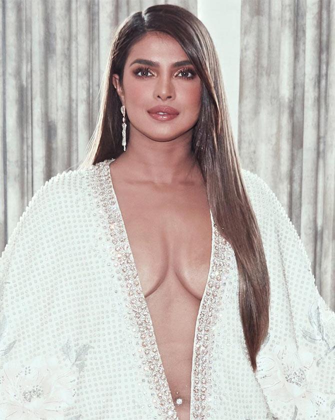 Priyanka Chopra Sex Aur Katrina - Priyanka Chopra's navel-grazing dress creates frenzy on social media