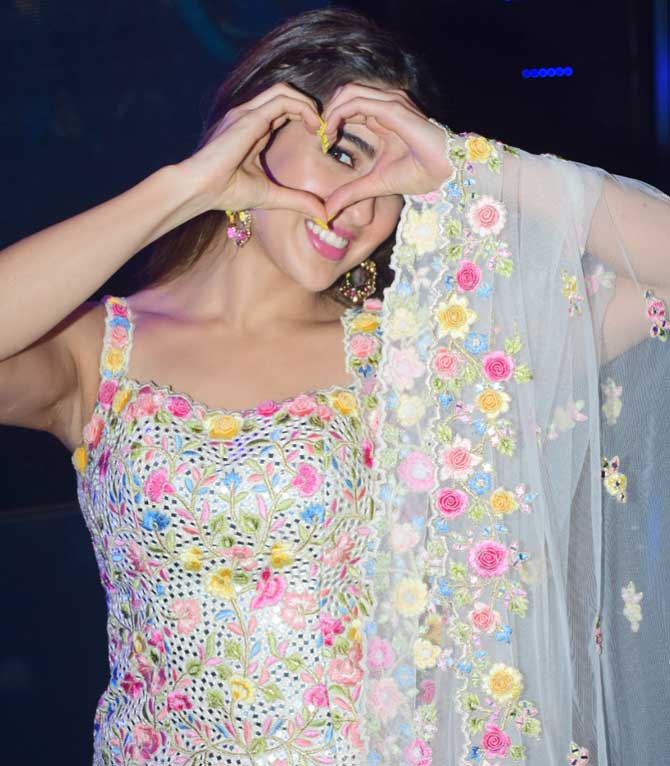 And here's another cute and adorable pose by Sara Ali Khan that signifies and represents love, love, and only love. Let's see how much love her film Love Aaj Kal gets!