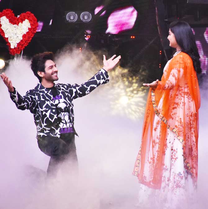 And here comes another adorable moment where Kartik Aaryan gets down on his knees to propose to a lady and we must say this is indeed a sweet gesture. Love is surely in the air!