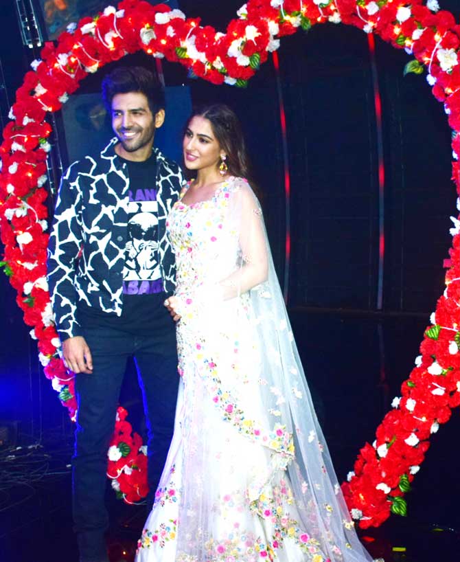 Kartik Aaryan and Sara Ali Khan arrived together in style to promote their upcoming film, Love Aaj Kal, on the sets of Indian Idol 11. And given the film is releasing on Valentine's Day, don't miss the theme of love and how the actors are welcomed with a heart in the background. All pictures courtesy: Yogen Shah