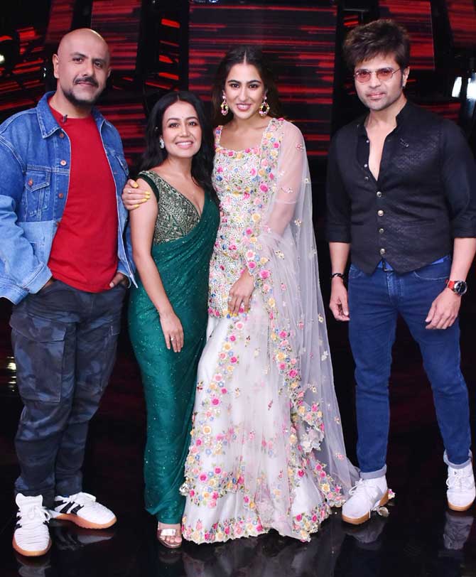 Here comes the power picture! Kartik Aaryan and Sara Ali Khan get the company of the three judges of Indian Idol- Himesh Reshammiya, Neha Kakkar, and Vishal Dadlani. The gang looks really cool!