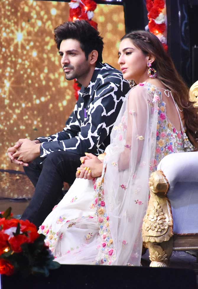 Kartik Aaryan and Sara Ali Khan get captured in a candid moment. It seems the cameras were off and the shooting was either yet to begin or the crew of Indian Idol was on a break.
